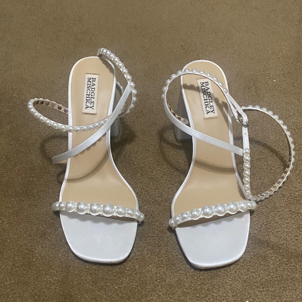 Badgley Mischka White Pearl-Anita Embellished Heels Sz 9 like new